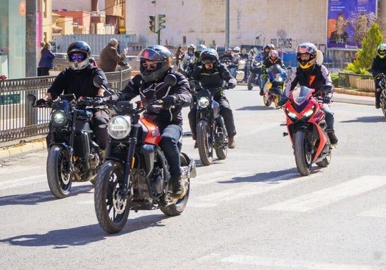 Un grupo de moteros, este domingo, en la ruta de Cieza.