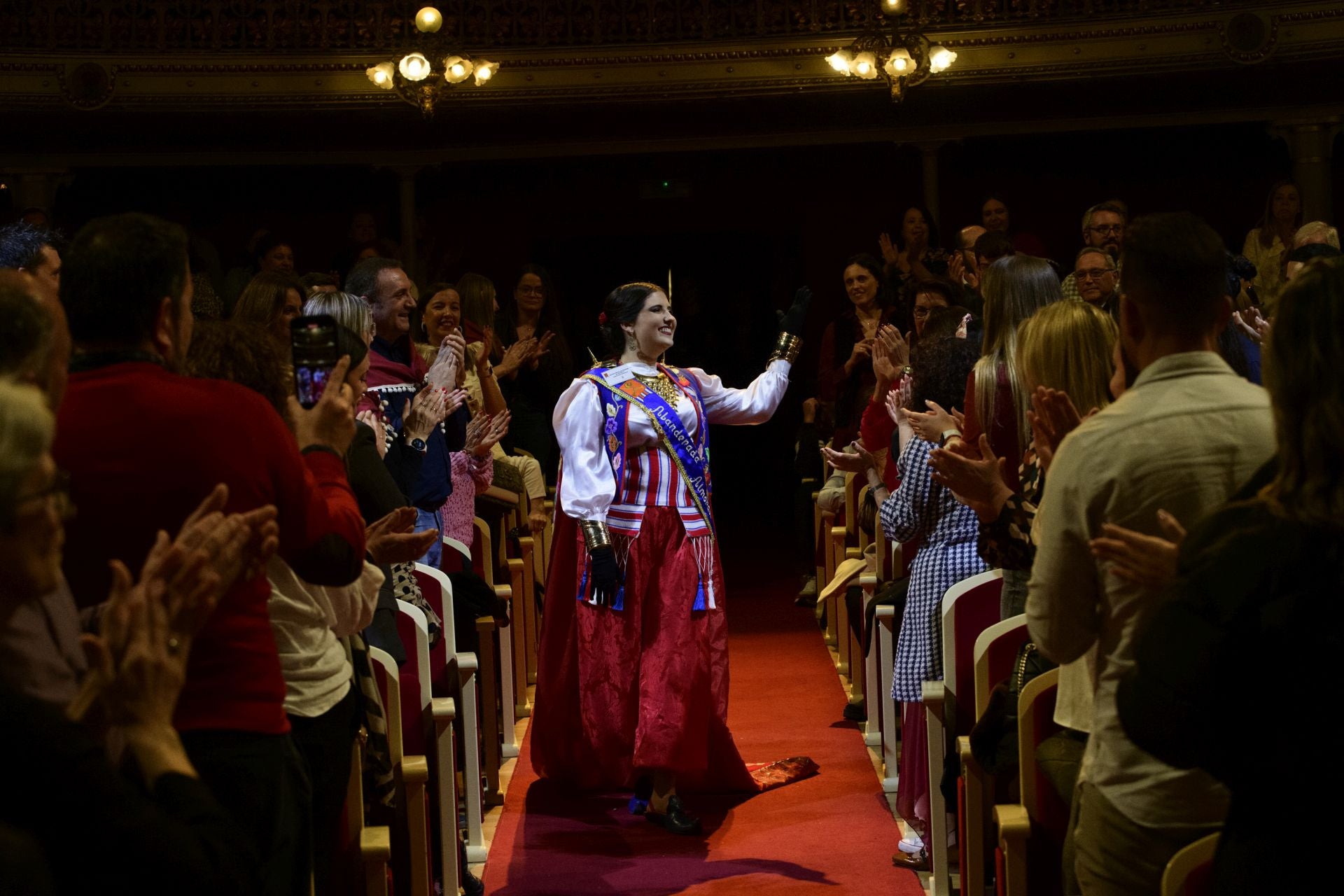 Moros y Cristianos de Murcia eligen a sus abanderadas, en imágenes