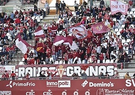 Aficionados granas en las gradas del Enrique Roca en una imagen de archivo.