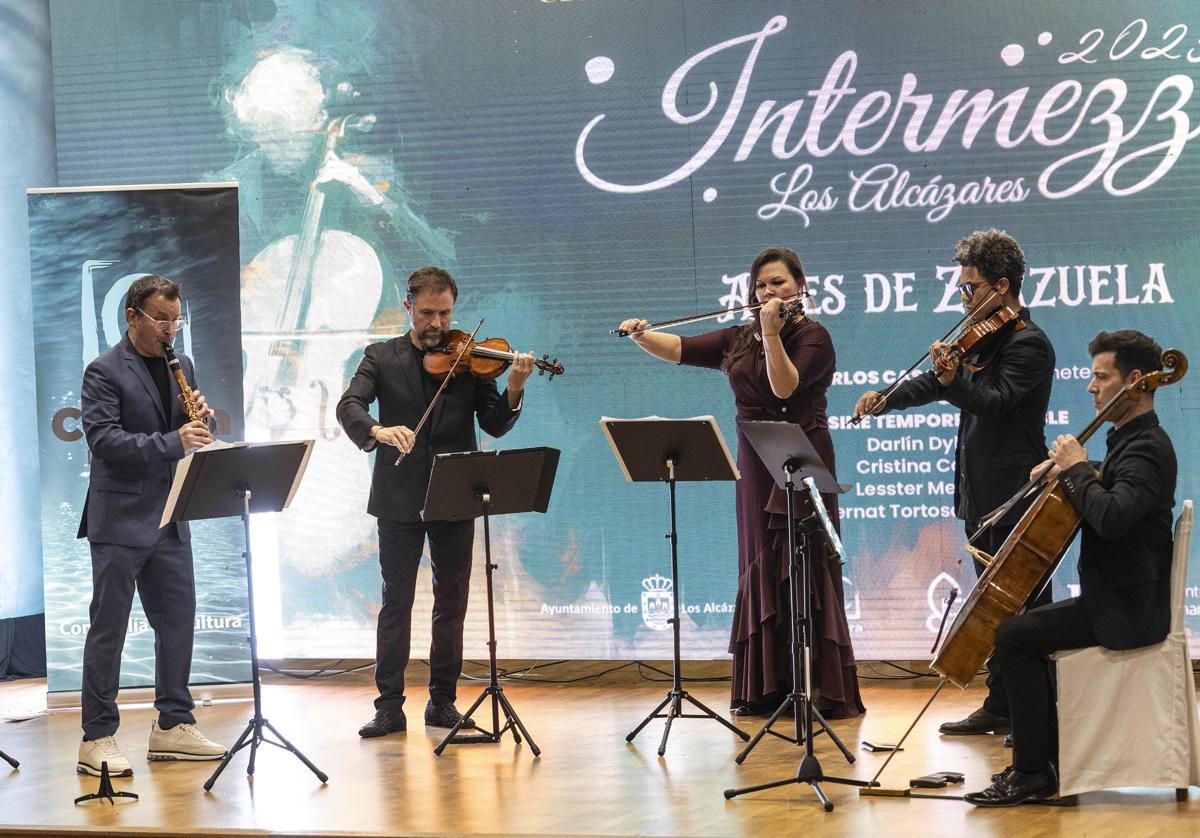 Carlos Casanova al clarinete, Darlin Dyle y Cristina Carp al violín, Lesster Mejías a la viola y Bernat Tortosa al chelo.