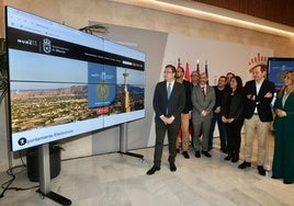 El alcalde, José Ballesta, y varios concejales, este lunes durante la presentación de la nueva web.