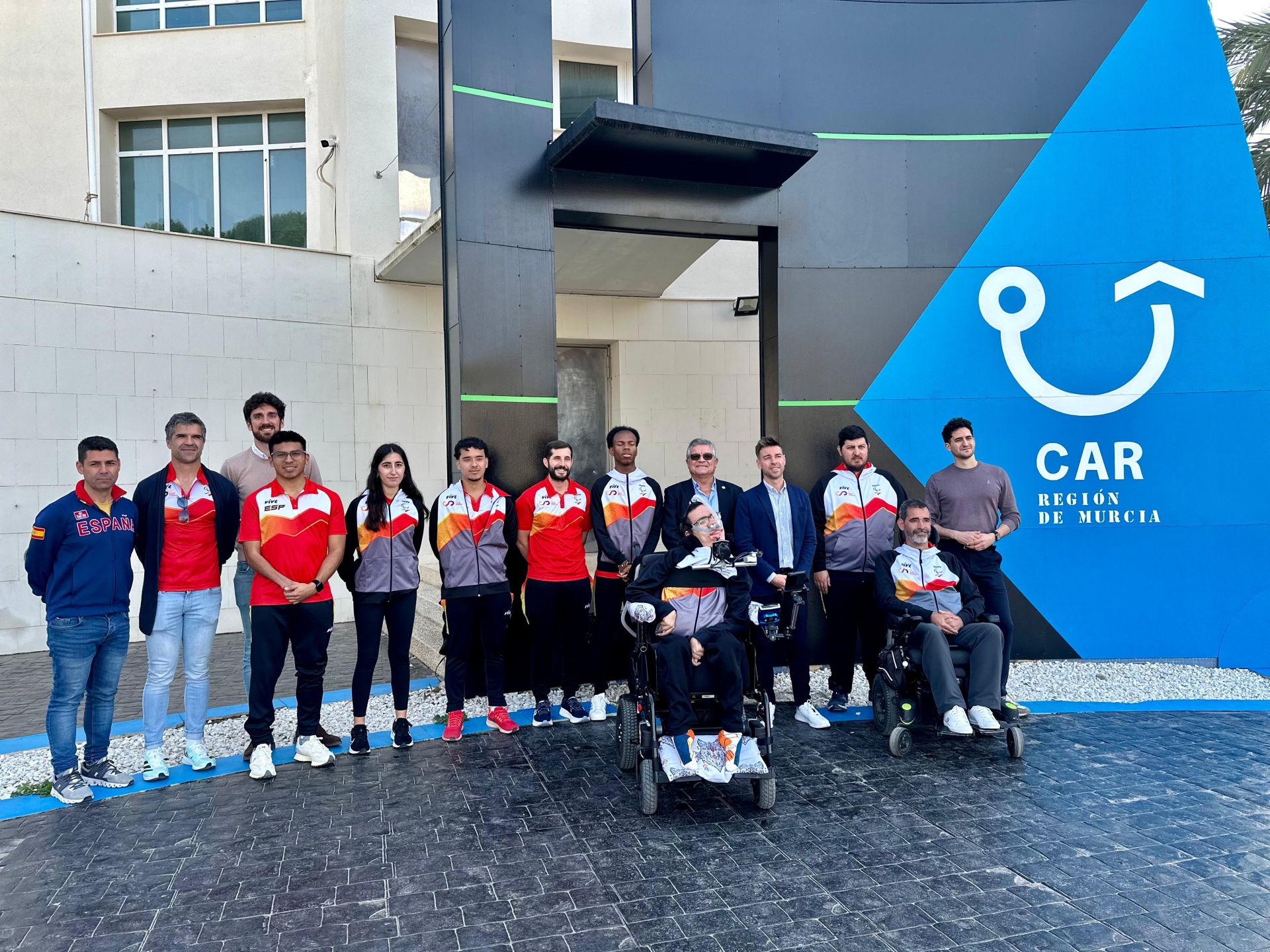 El director general de Deportes, Fran Sánchez, y el presidente de la Federación de Deportes de Personas con Parálisis Cerebral y Daño Cerebral Adquirido, en su visita al CAR Región de Murcia.