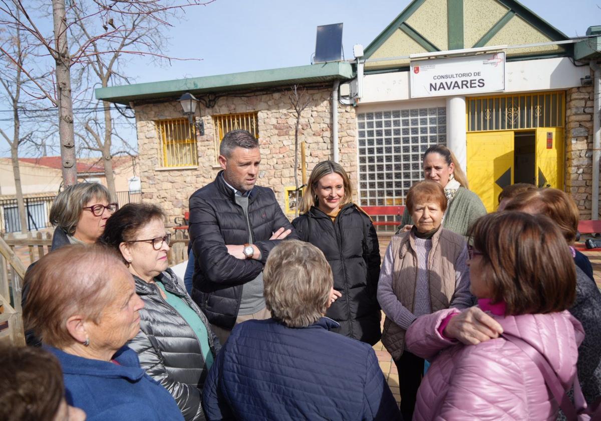 La consejera de Política Social, Conchita Ruiz, y el alcalde de Caravaca de la Cruz, José Francisco García, durante la presentación del programa 'Cercanos'.