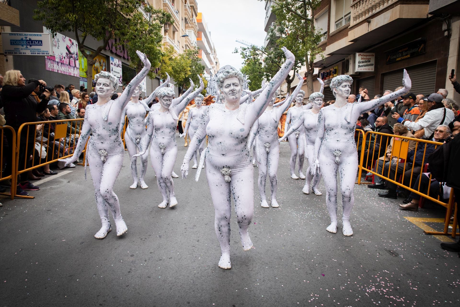 El desfile concurso del Carnaval de Torrevieja, en imágenes