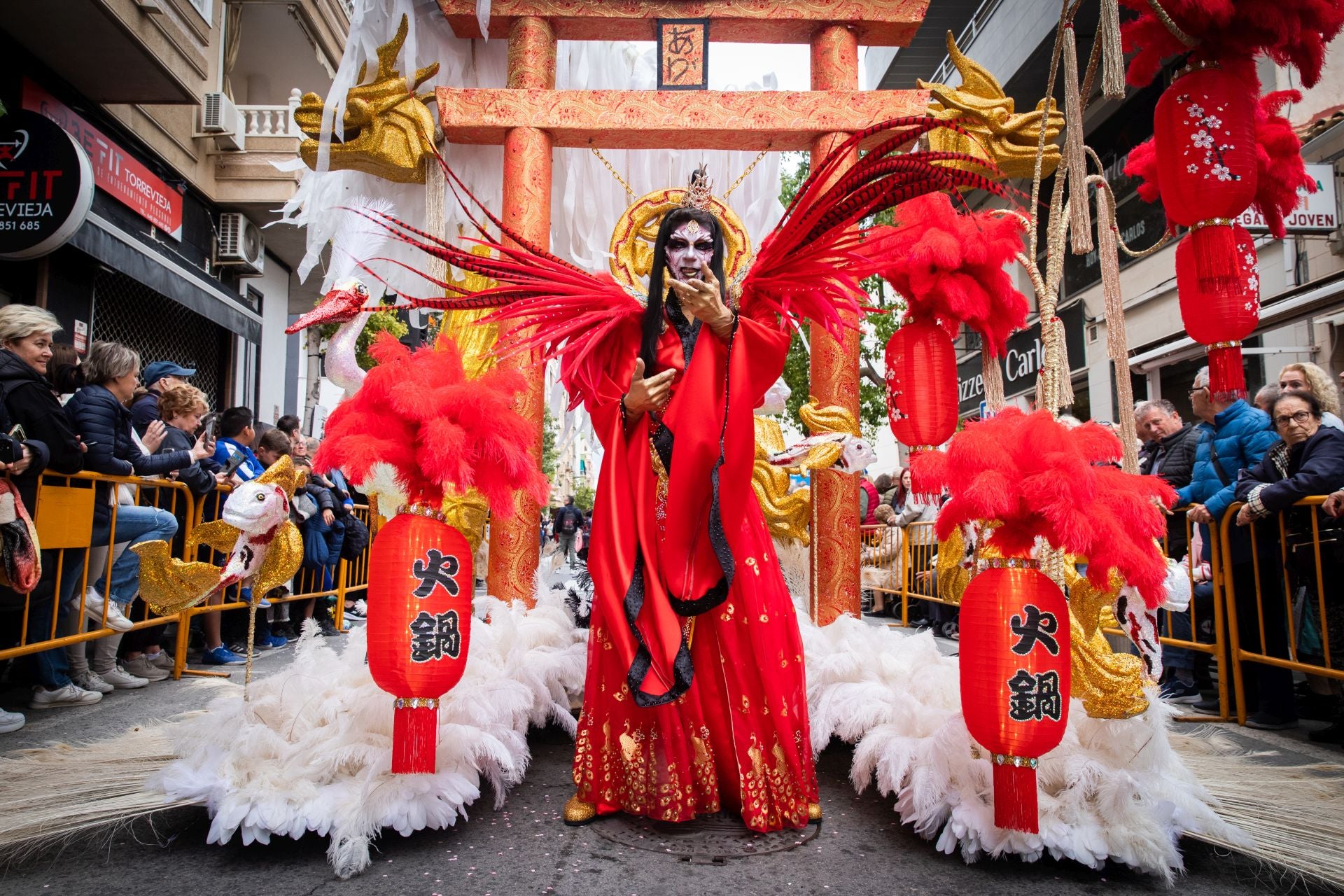 El desfile concurso del Carnaval de Torrevieja, en imágenes