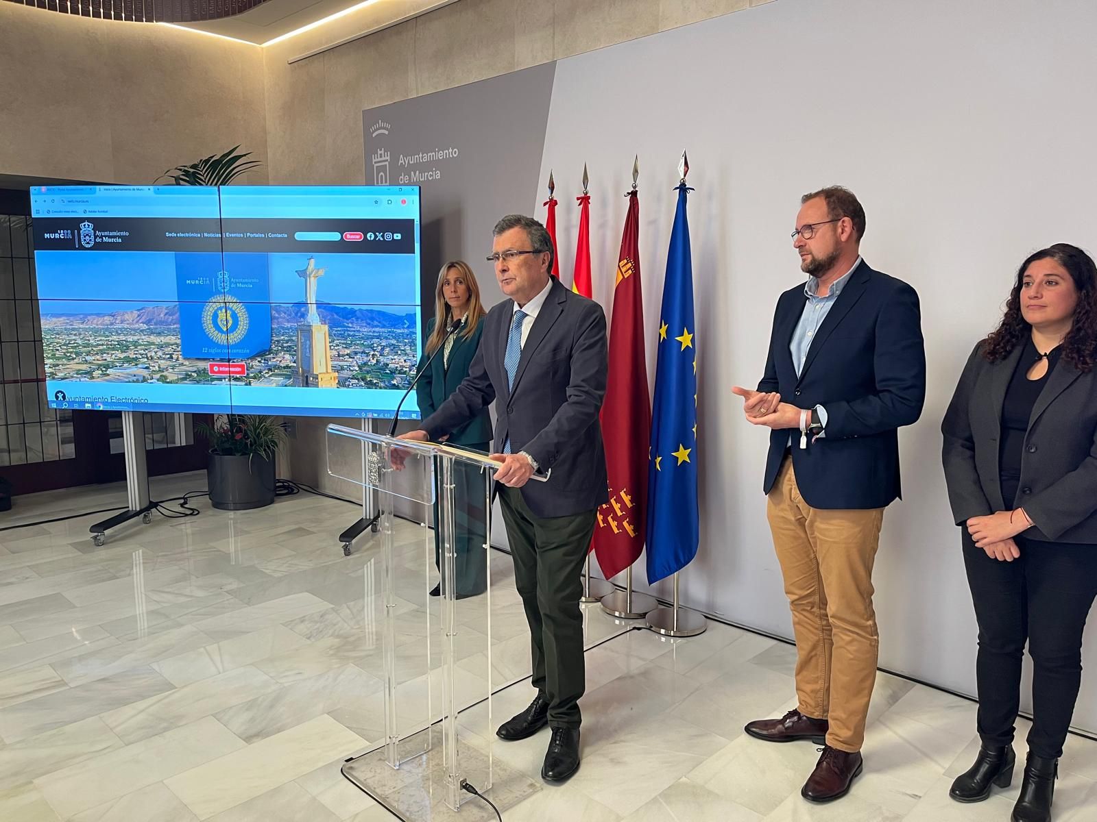 El alcalde, José Ballesta, durante la presentación, este lunes, de la nueva web.