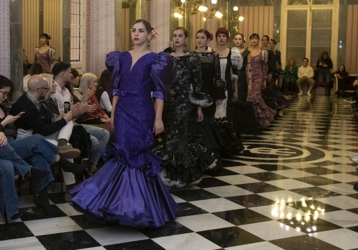 Imagen de archivo de un desfile de moda en el Salón de los Espejos del Teatro Romea