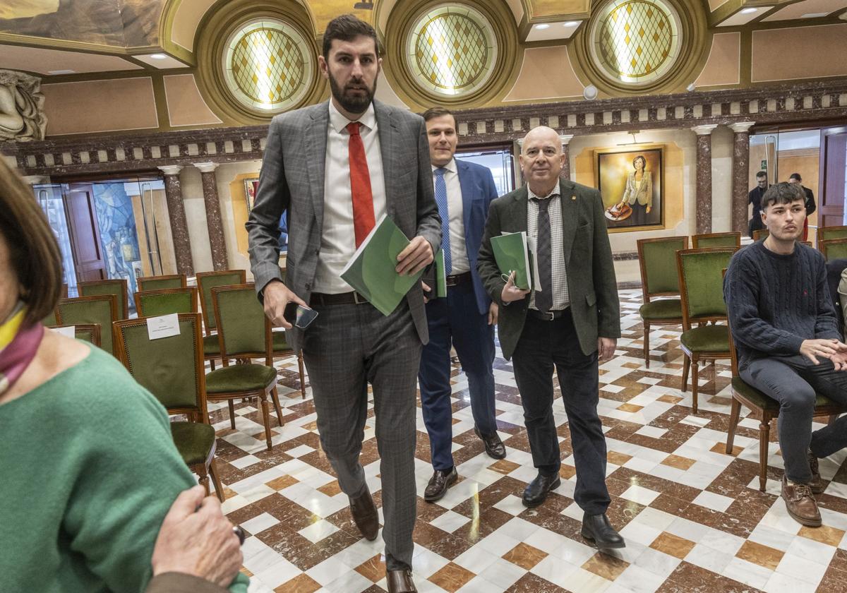 Los diputados de Vox José Ángel Antelo, Ignacio Arcas y Antonio Martínez, a su llegada, este martes, al Pleno de la Asamblea.