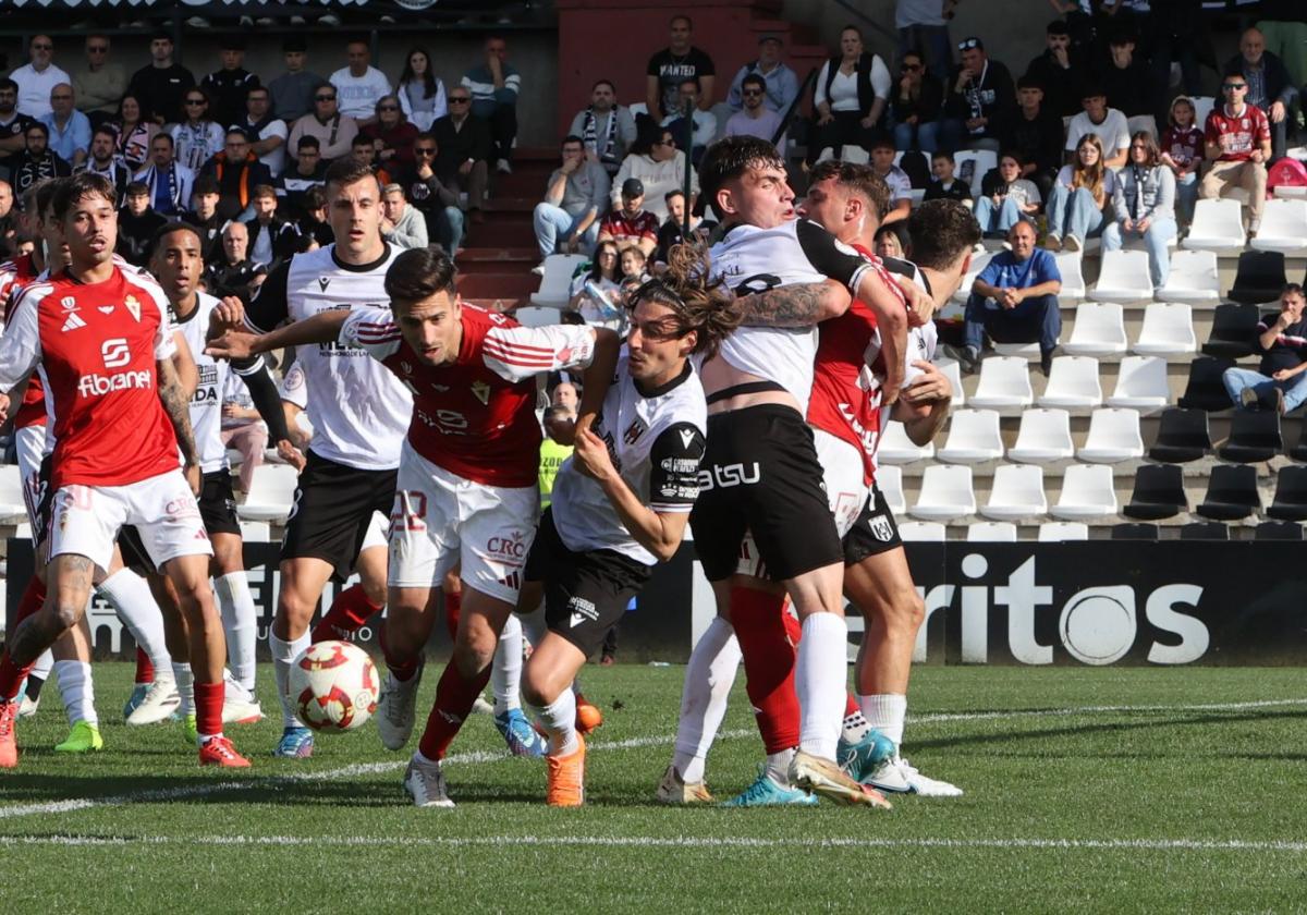 Juan Carlos Real pelea por un balón en el duelo de Mérida.