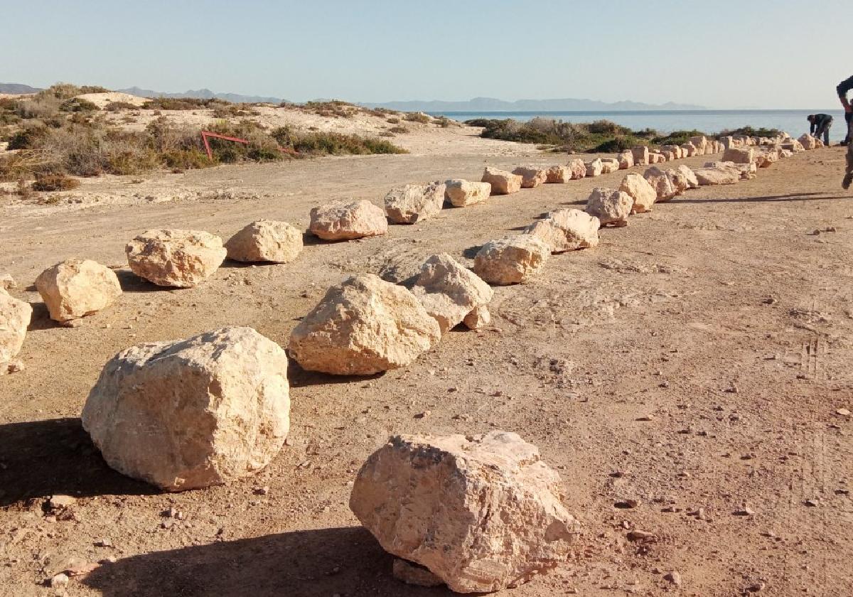 Dos operarios, ayer, en el área donde se desarrollan las obras.