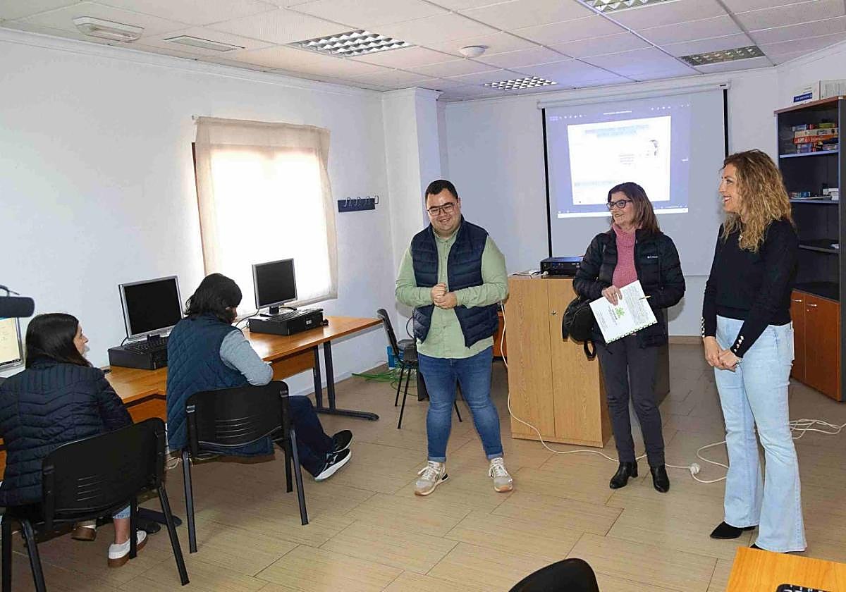 El edil López, ayer, junto a técnicos de la oficina de empleo.