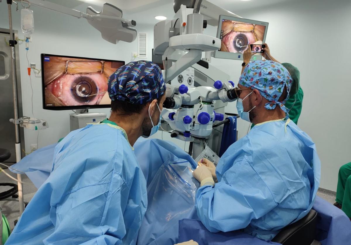 Dos médicos cirujanos operan a un paciente, en un quirófano modernizado del hospital Santa Lucía.