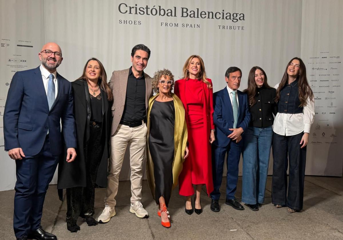 La consejera Marisa López Aragón posa con los representantes de las marcas de calzado de la Región de Murcia que participan en la exposición.