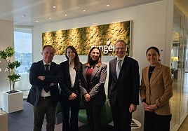 La consejera Sara Rubira, acompañada de los directivos de la empresa Syngenta en Bruselas.