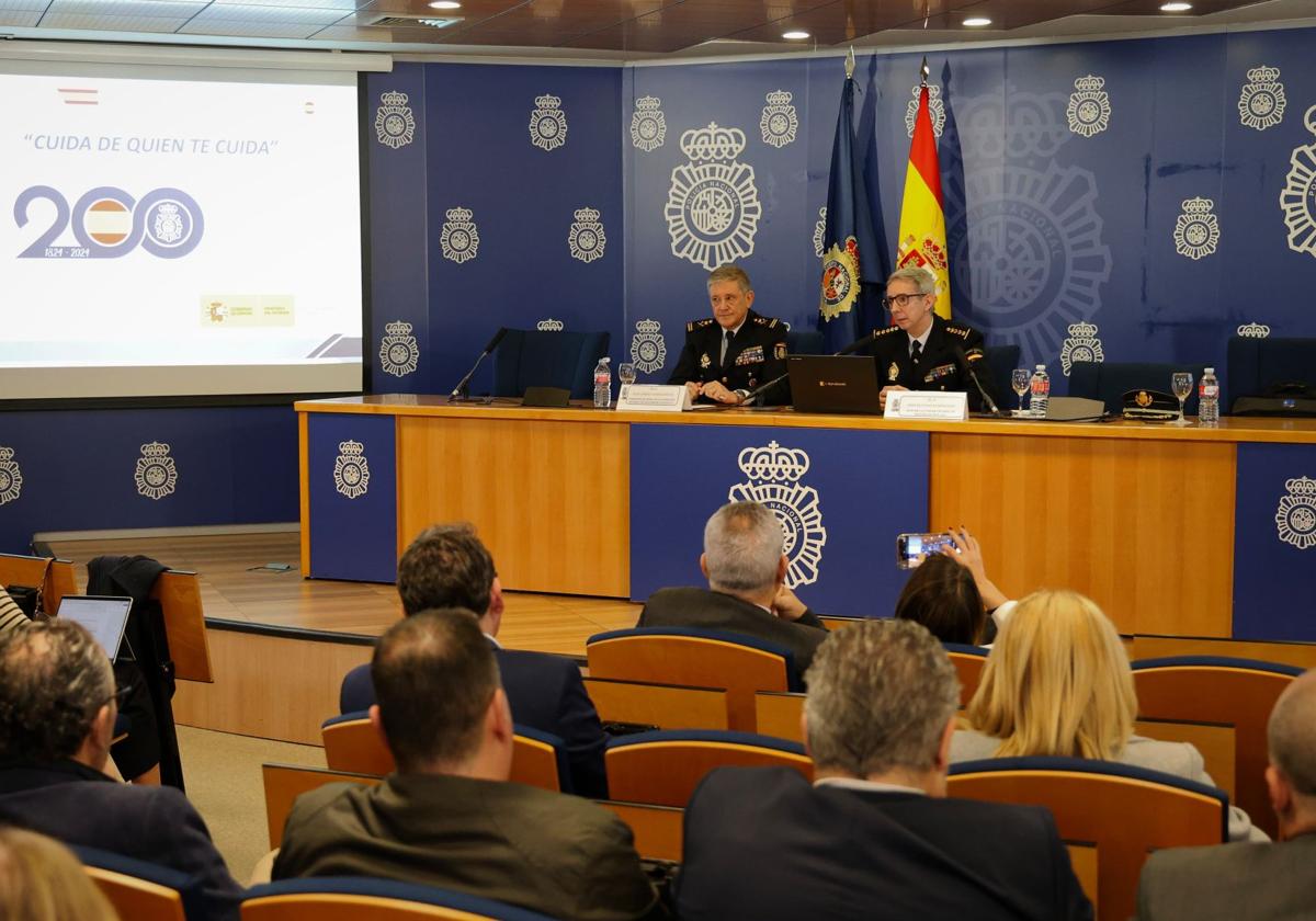 Juan Carlos Castro Estévez y Manuel Yanguas Menéndez presentando el balance de las agresiones a profesionales sanitarios, en el Complejo Policial de Canillas.