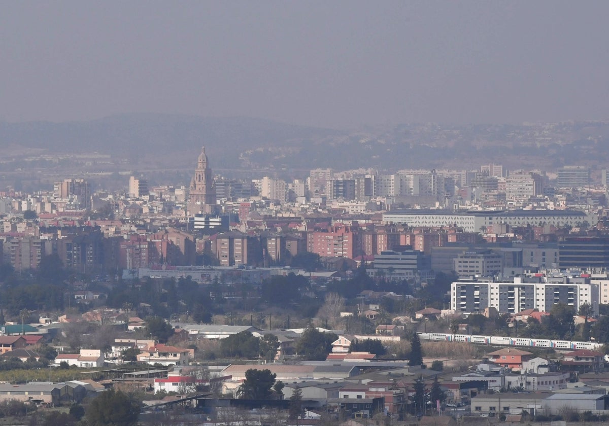 'Boina' de contaminación sobre el centro de Murcia en una imagen tomada a principios de este mes.