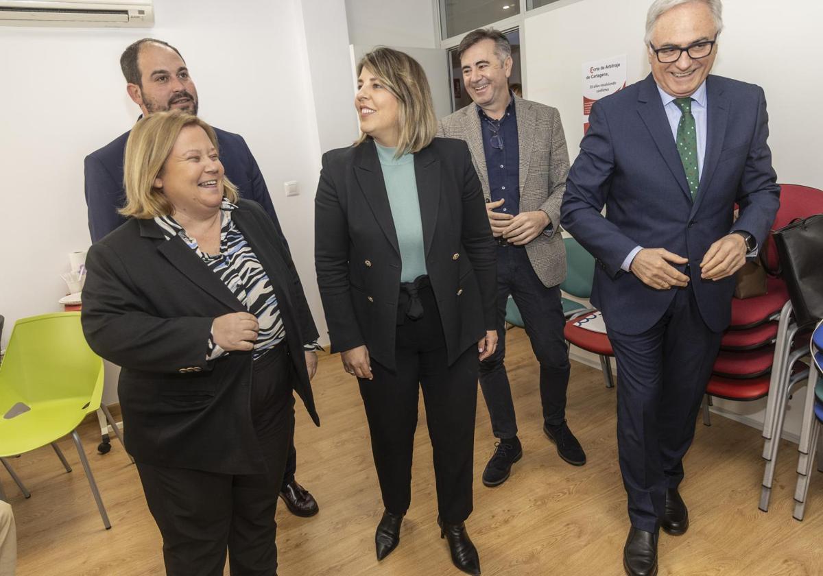 La presidenta de COEC, Ana Correa (a la izquierda), junto a los alcaldes de Los Alcázares, Cartagena, San Pedro del Pinatar y Torre Pacheco.