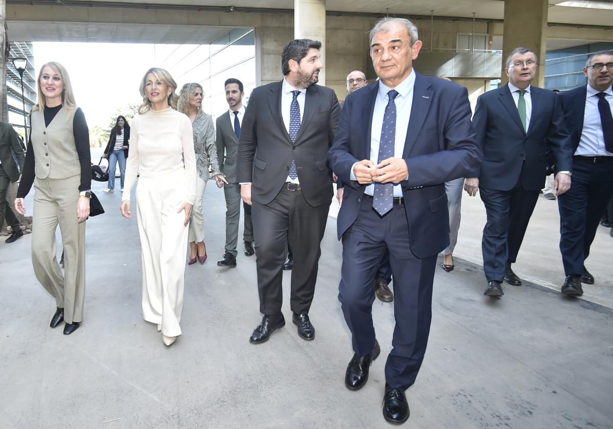 Yolanda Díaz, Fernando López Miras y Juan Antonio Pedreño, junto a otras autoridades, este miércoles en Murcia.