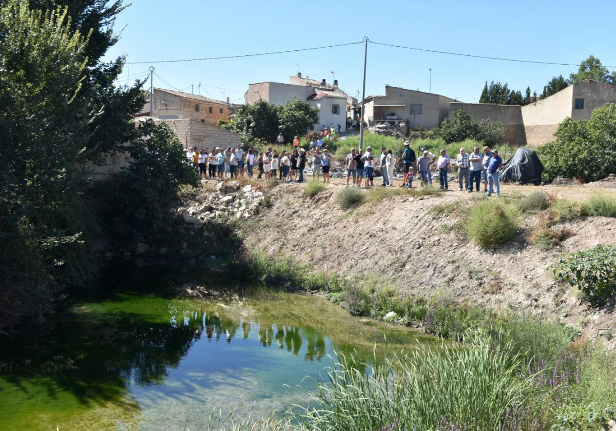 Regantes junto a un manantial de Caravaca de la Cruz.