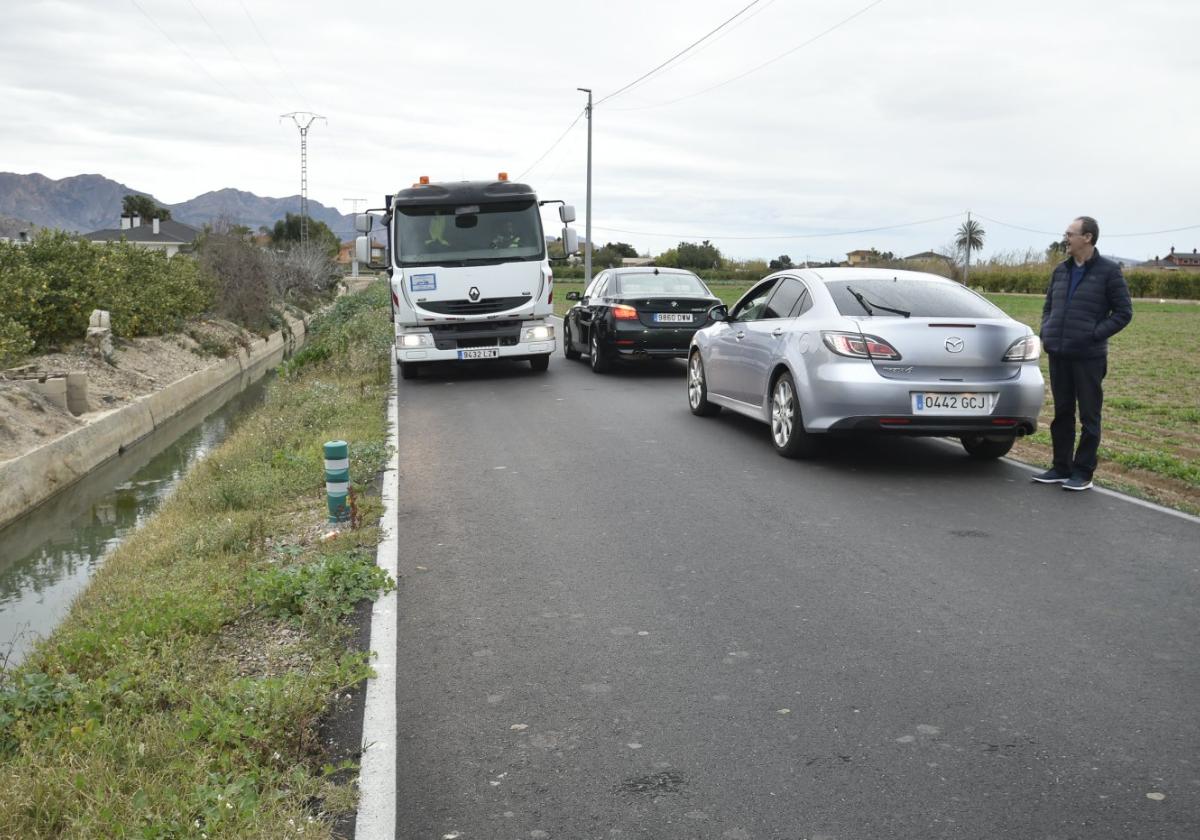 Carril Las Palmeras, en El Esparragal, junto a la acequia.