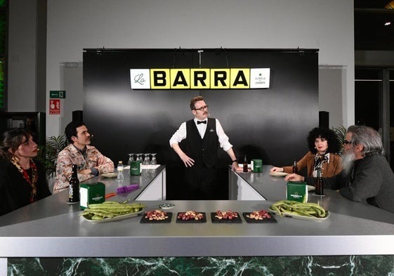 Laura Sam, Carlos Jiménez Cenamor, Joaquín Reyes, Sonia Navarro y Raúl Frutos, en la sala de catas de Estrella de Levante.