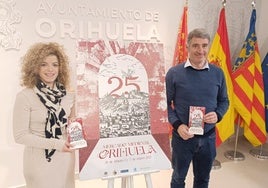 Ortuño y Vegara presentan el cartel del 25 aniversario del mercado.