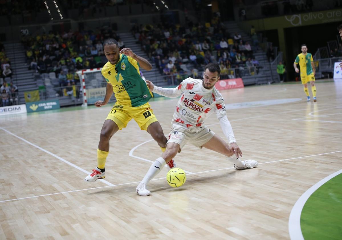 David Álvarez, de ElPozo, protege el balón ante Carlos Sanz, del Jaén, ayer, en el Olivo Arena.