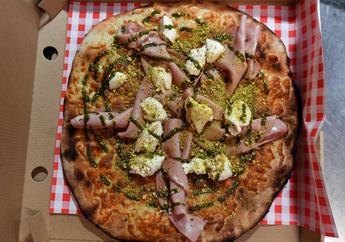 'La Pistachosa', primera clasificada de la Región en el Campeonato de las Mejores Pizzas de España, recién salida del horno.