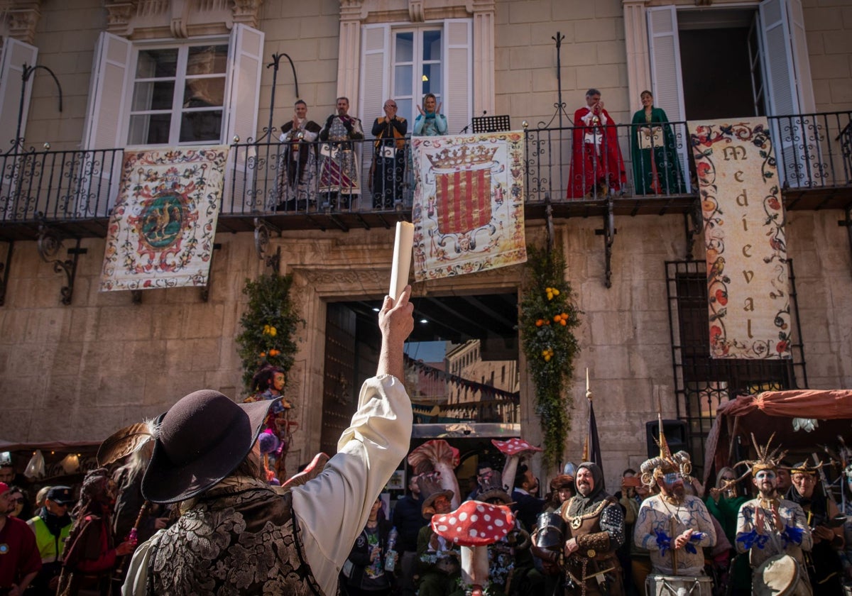 El alcalde de Orihuela, Pepe Vegara, la concejala de Festividades, Rocío Ortuño, y las autoridades de los Moros y Cristianos durante la inauguración del Mercado Medieval 2024