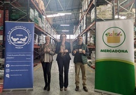 Fina González (presidenta del Banco de Alimentos del Segura), Ana Belén Martínez (directora regional de Mercadona) y Jose María Gavilán (director del Banco de Alimentos del Segura).
