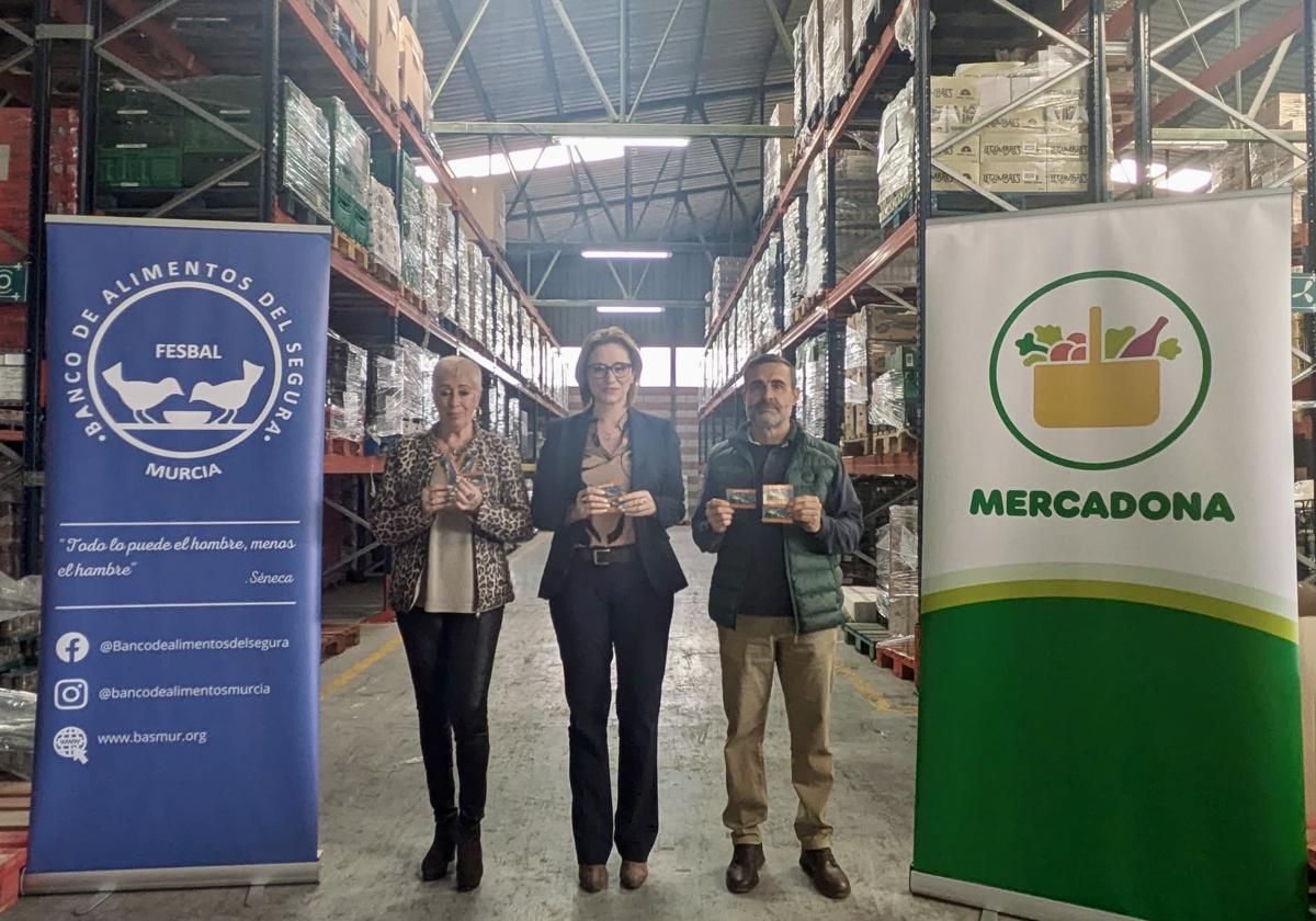 Fina González (presidenta del Banco de Alimentos del Segura), Ana Belén Martínez (directora regional de Mercadona) y Jose María Gavilán (director del Banco de Alimentos del Segura).