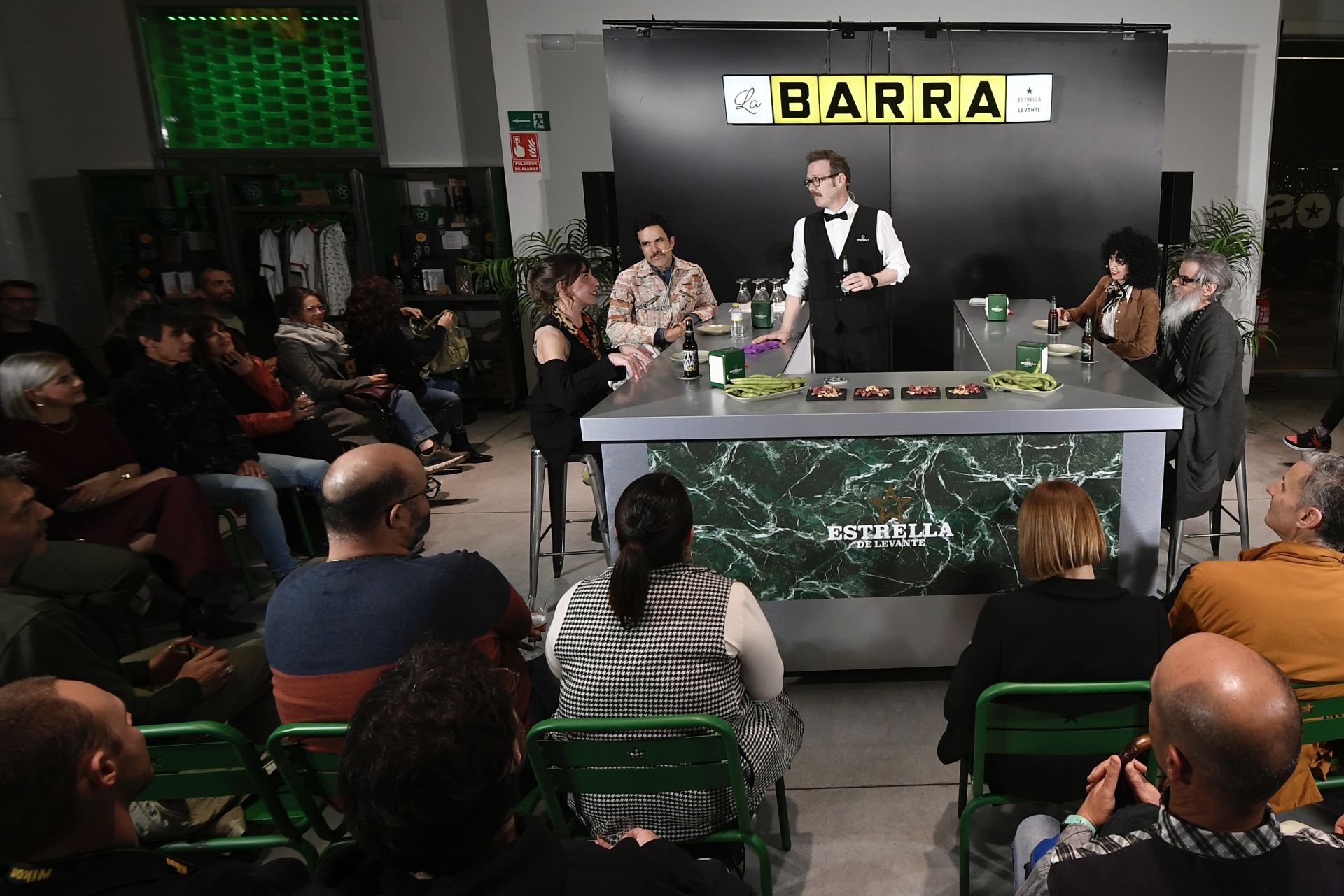 Murcianos despojados de complejos se reúnen en &#039;La barra&#039; de Estrella de Levante, en imágenes