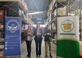 Fina González (Presidenta del Banco de Alimentos del Segura), Ana Belén Martínez (Directora regional de Mercadona) y Jose María Gavilán (Director del Banco de Alimentos del Segura).