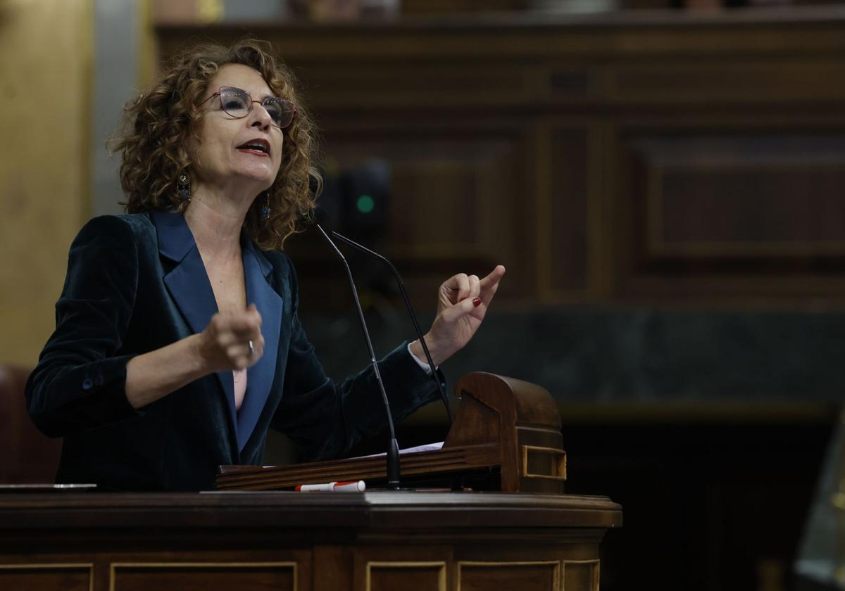 María Jesús Montero, durante su intervención en la sesión de control al Ejecutivo este miércoles en el Congreso.