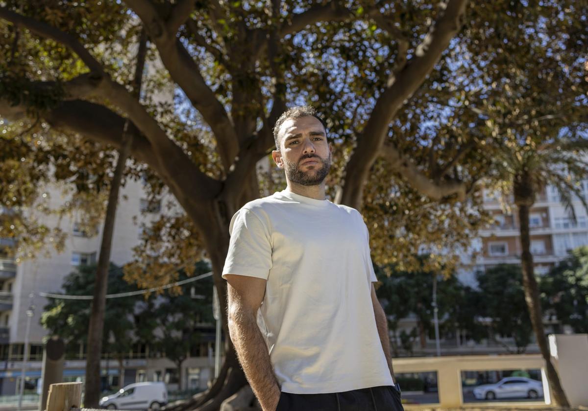 Gonzalo Verdú posa para LA VERDAD, ayer, en la Plaza de España.