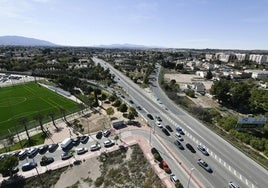 Un grupo de vehículos, salientes de la autovía A-30 en dirección a Espinardo, se encuentra con varios coches procedentes de La Albatalía.