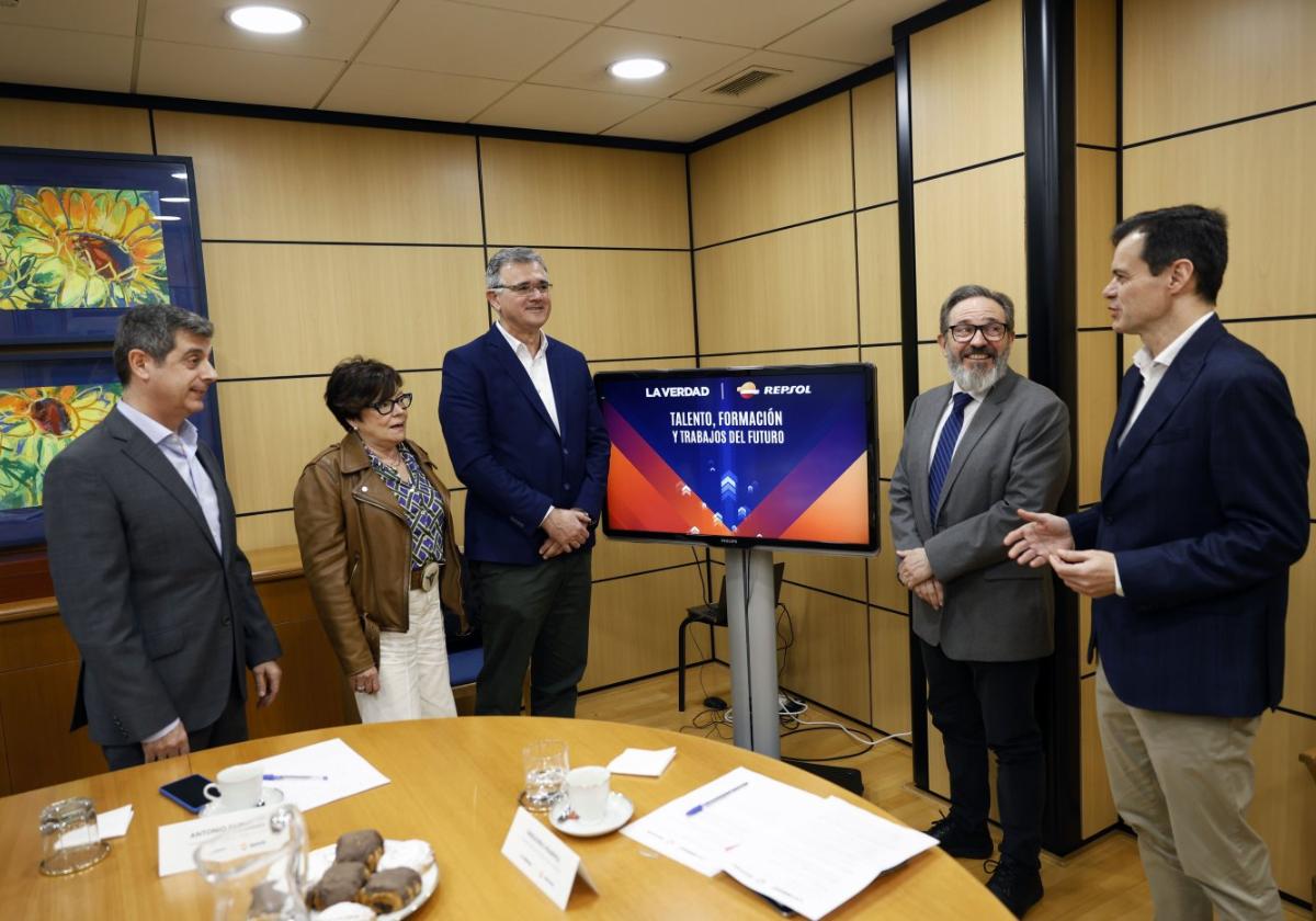 El encuentro reunió a Manuel Ferrer, María Rosa Laborda, Antonio Guerrero, Francisco Guillermo Díaz y Antonio Mestre, en las instalaciones de LA VERDAD, ayer.