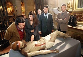 La restauradora María del Mar Sandoval explica los detalles de la restuaración.