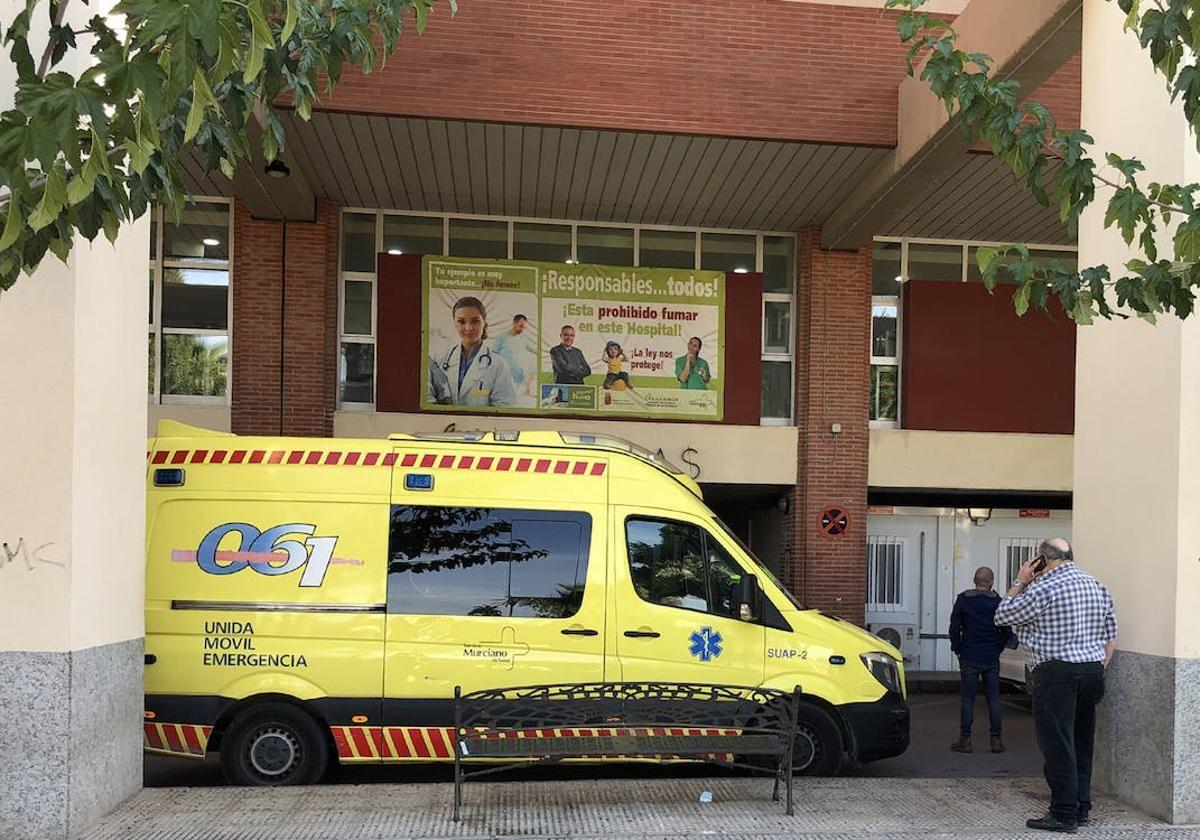 Una ambulancia en la puerta de Urgencias de La Arrixaca, en una imagen de archivo.