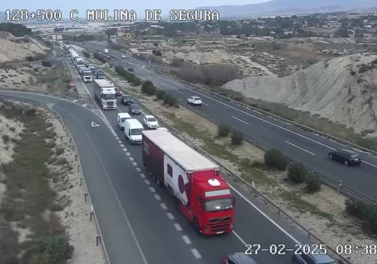 Tráfico congestionado, este jueves, en la autovía A-30 a la altura de Molina.