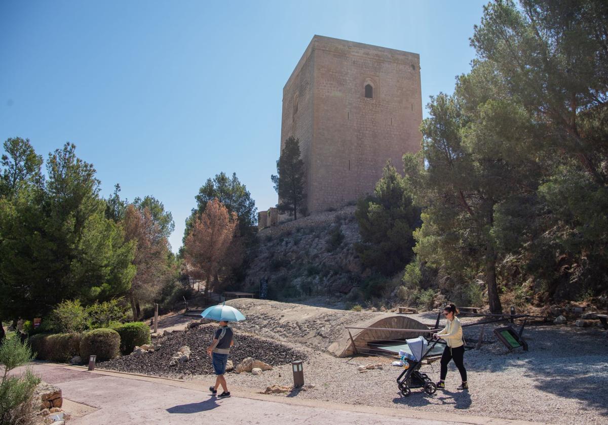 Turistas recorren el castillo, principal recurso turístico de Lorca, en una imagen de archivo.