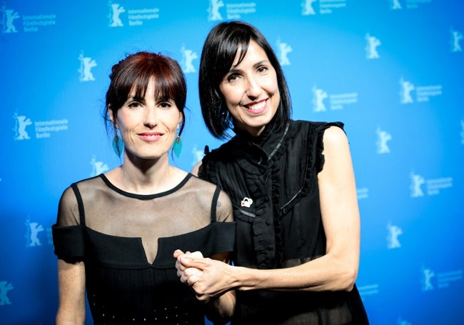 Miriam Garlo y Eva Libertad, en el 'photocall' de la Berlinale 2025.