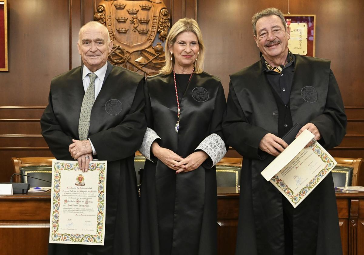 La entrega de medallas de oro a los letrados más veteranos del Colegio de la Abogacía de Murcia, en imágenes