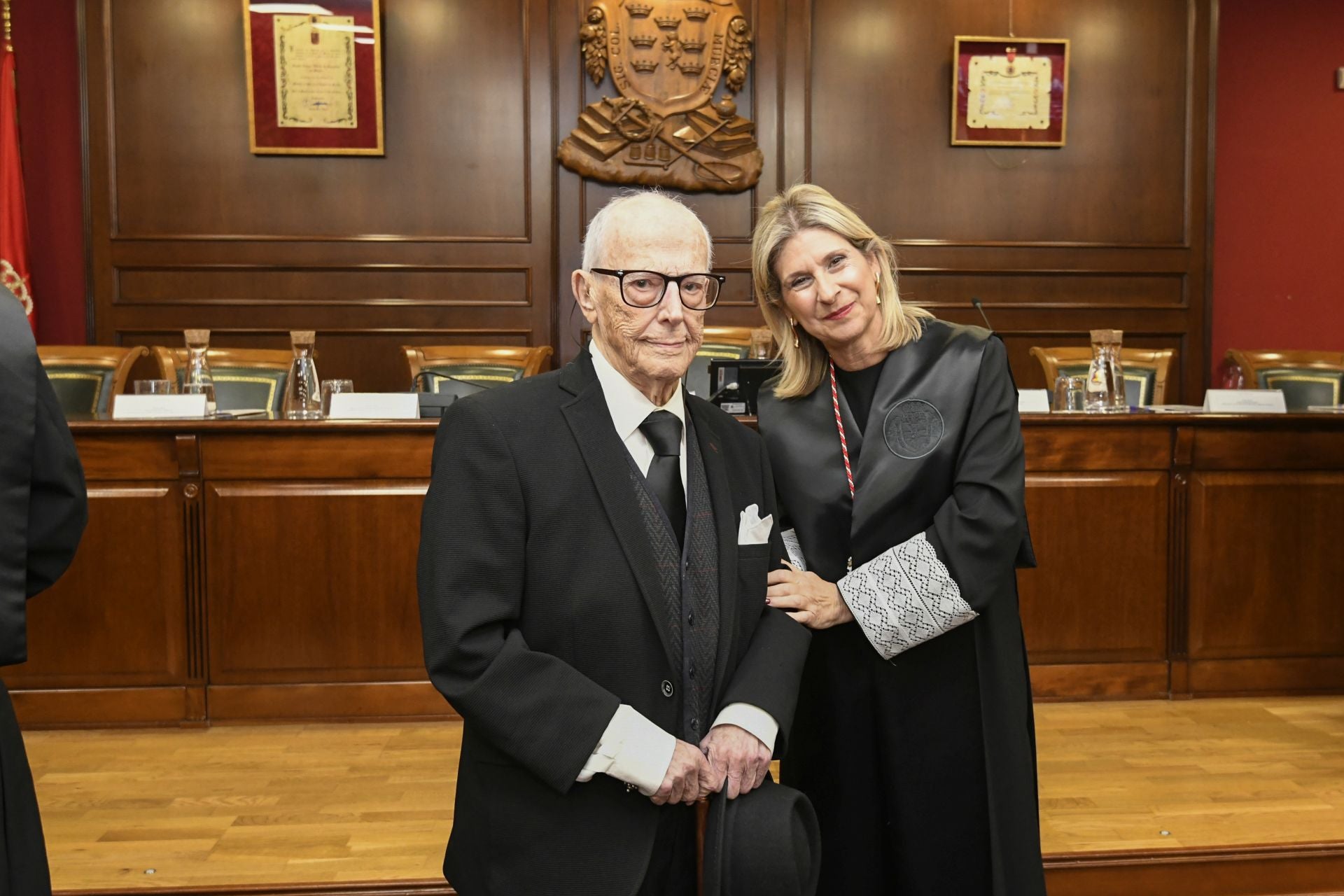 La entrega de medallas de oro a los letrados más veteranos del Colegio de la Abogacía de Murcia, en imágenes