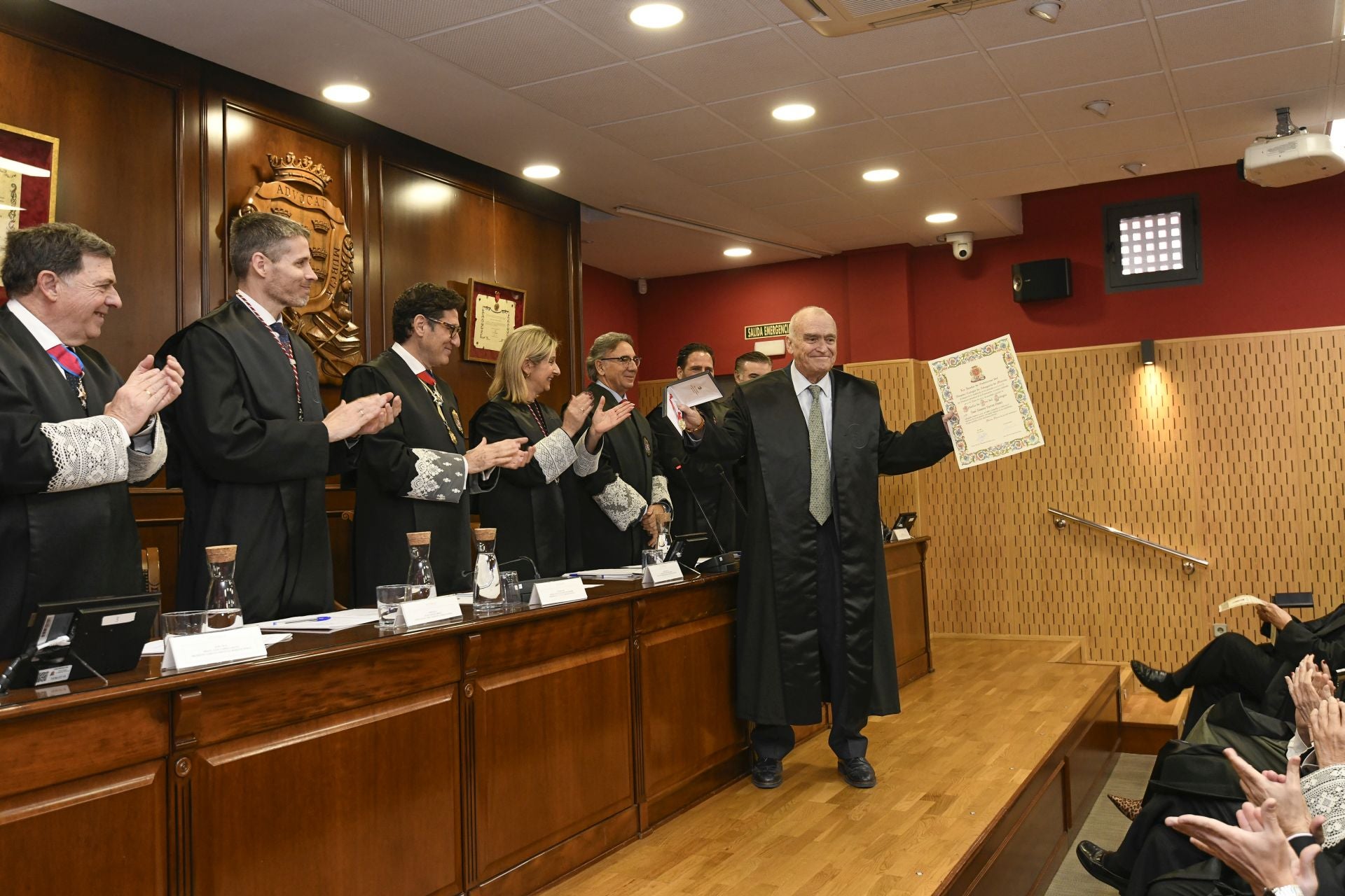 La entrega de medallas de oro a los letrados más veteranos del Colegio de la Abogacía de Murcia, en imágenes