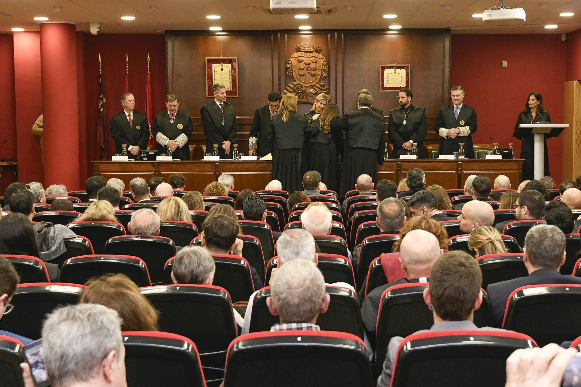 La entrega de medallas de oro a los letrados más veteranos del Colegio de la Abogacía de Murcia, en imágenes