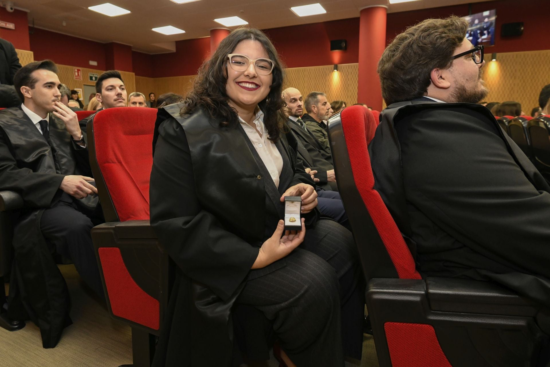 La entrega de medallas de oro a los letrados más veteranos del Colegio de la Abogacía de Murcia, en imágenes