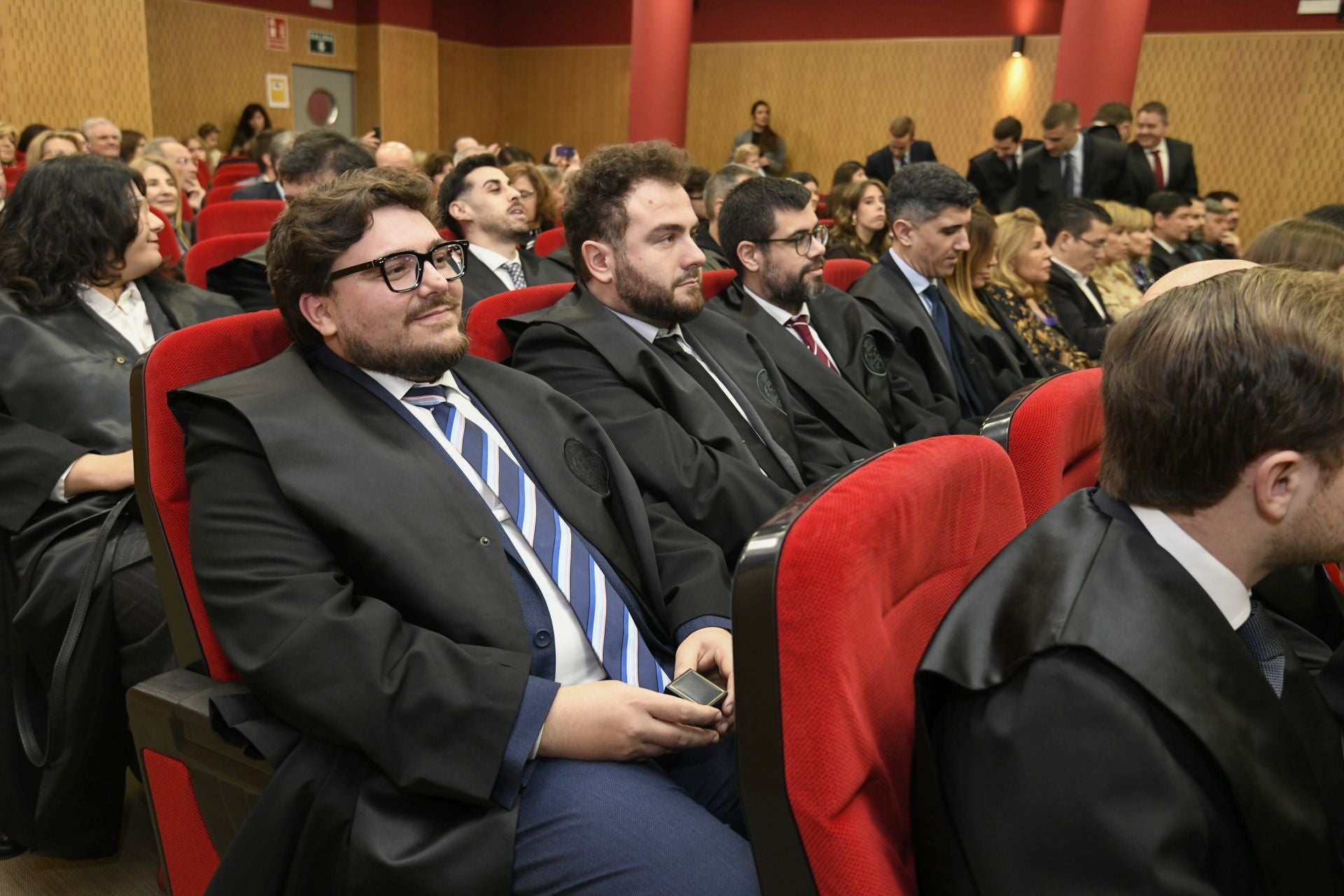 La entrega de medallas de oro a los letrados más veteranos del Colegio de la Abogacía de Murcia, en imágenes