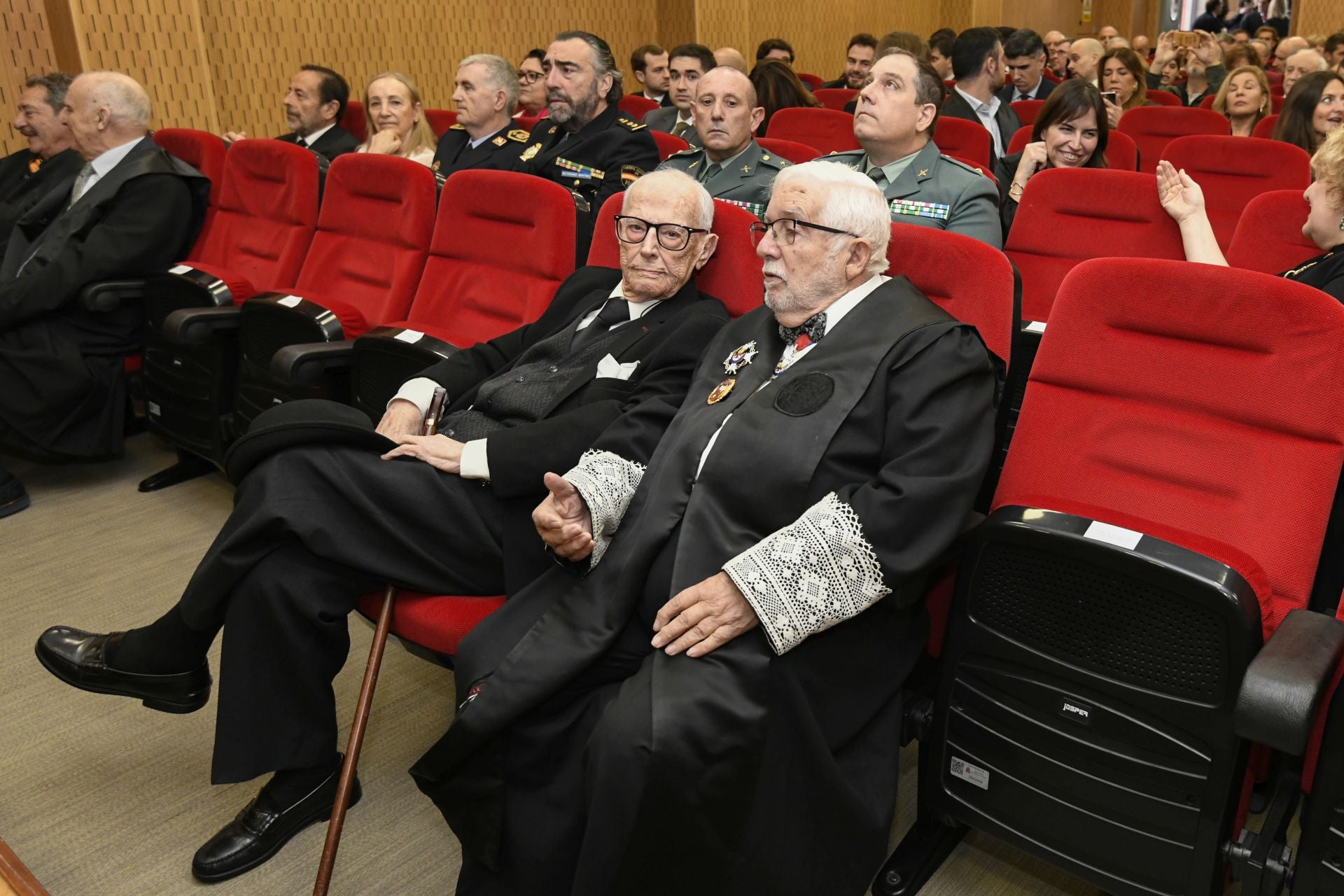 La entrega de medallas de oro a los letrados más veteranos del Colegio de la Abogacía de Murcia, en imágenes