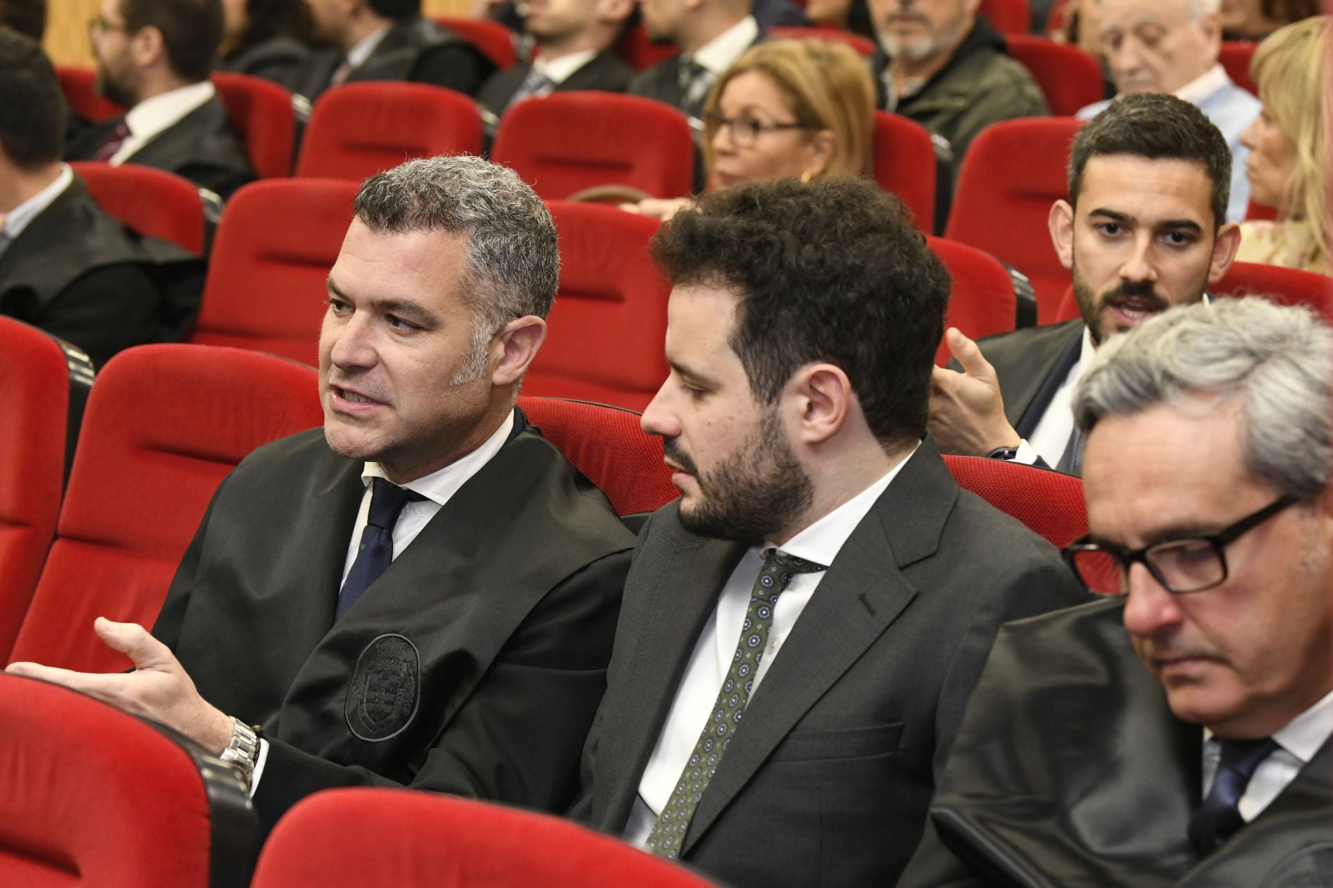 La entrega de medallas de oro a los letrados más veteranos del Colegio de la Abogacía de Murcia, en imágenes